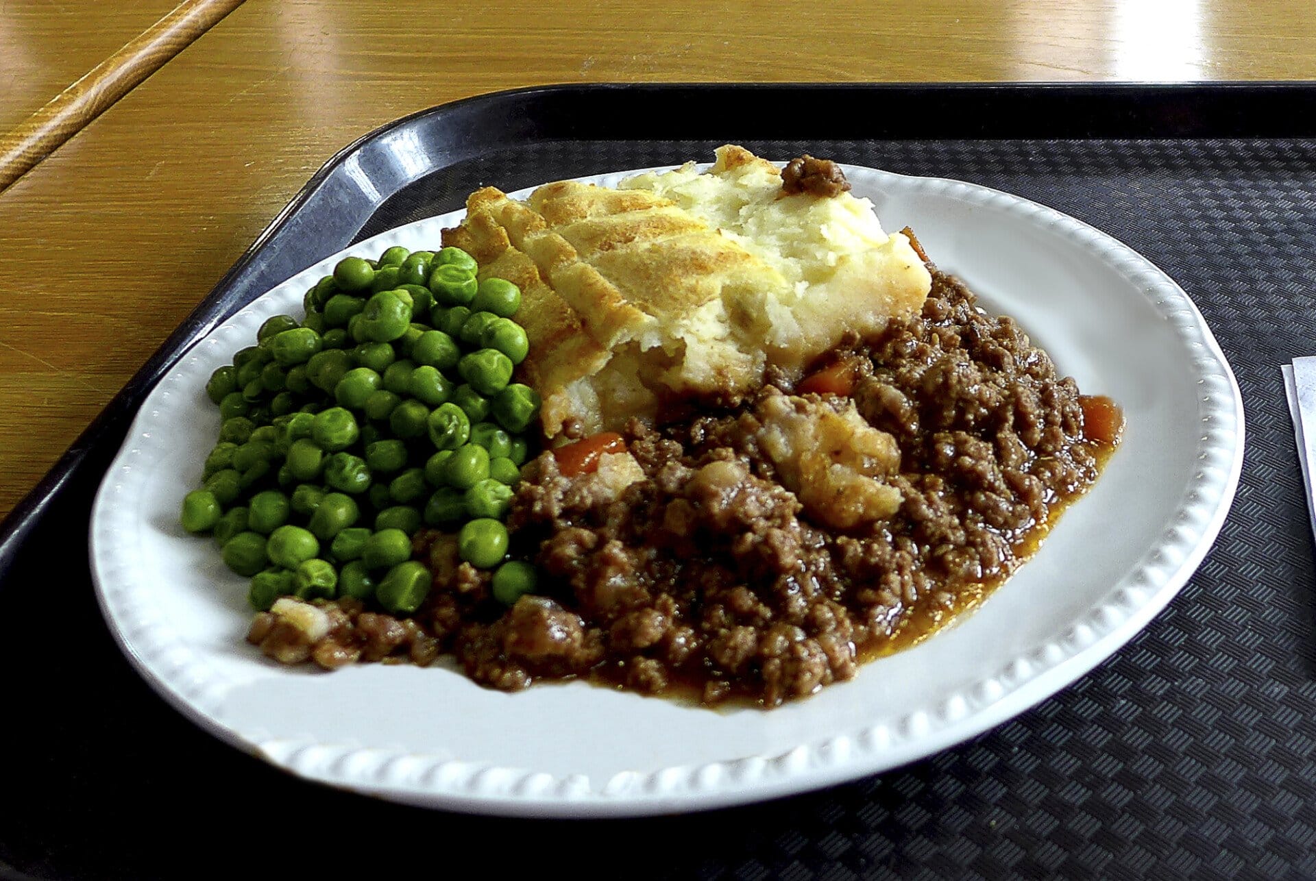 Mittagsgericht Shepherd's Pie in der Great Hall des Homerton College, Cambridge. Aufnahmedatum 2014-05. By Oxfordian Kissuth - Own work, CC BY-SA 3.0, https://commons.wikimedia.org/w/index.php?curid=105199109