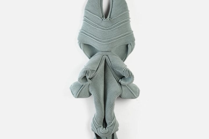 Optadêmne, 2023, m aille en coton et élasthanne, 100 x 42 x 15 cm