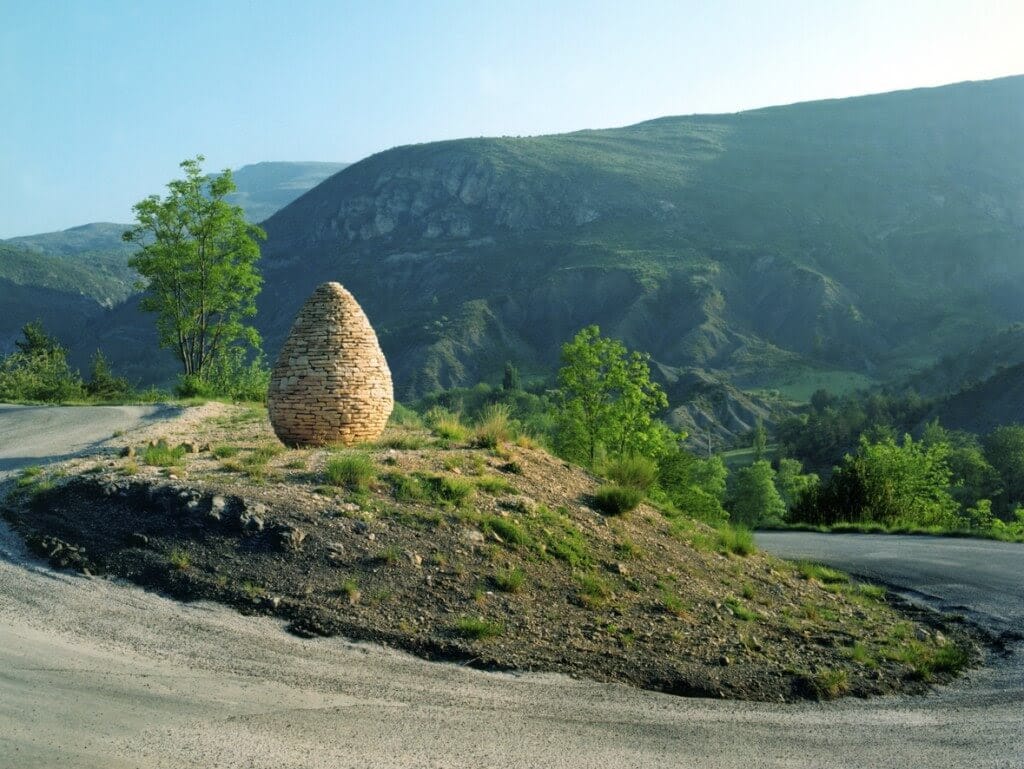 Andy Goldsworthy, Sentinelle, Vallée de Vançon, Authon, France. © Andy Goldsworthy. Courtesy Musée Gassendi.