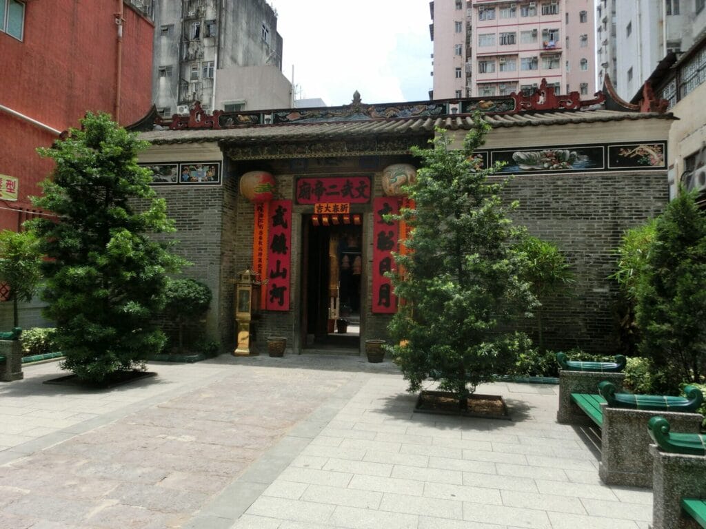 만모 사원, 타이포