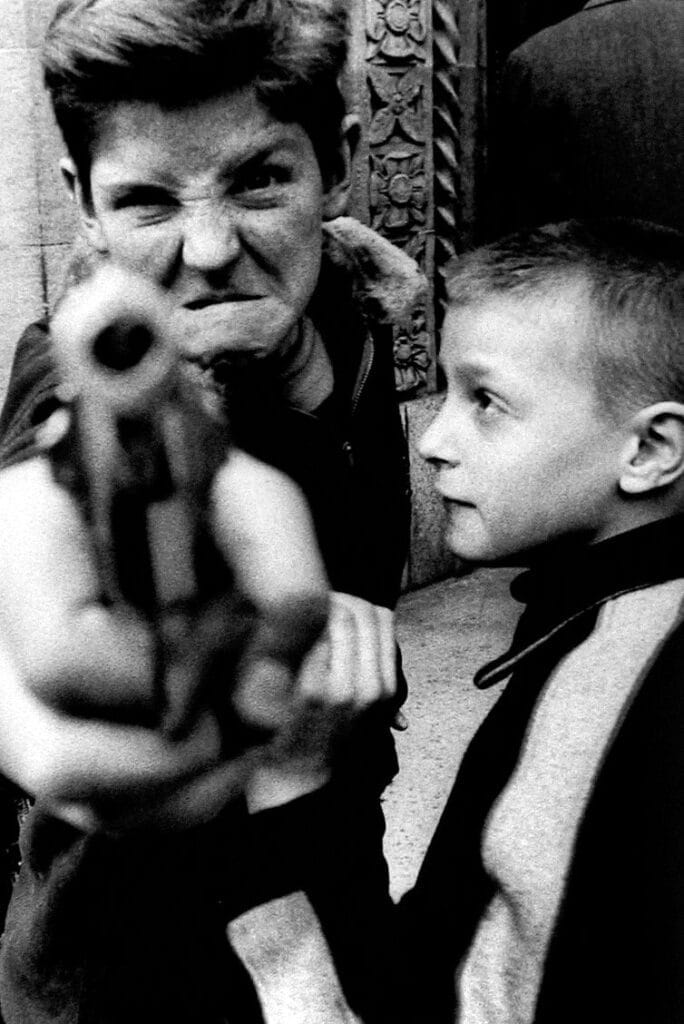 William KLEIN
Gun 1, New York, 1955
© Estate de William Klein, Cortesía de la Howard Greenberg Gallery, Nueva York