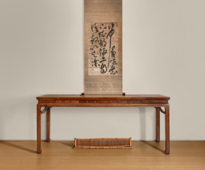 A rare and large 17th century huanghuali waisted corner-leg table with giant’s arm braces and drawers, sold for US$1,633,500, displayed in David and Nayda Utterberg’s Seattle home.