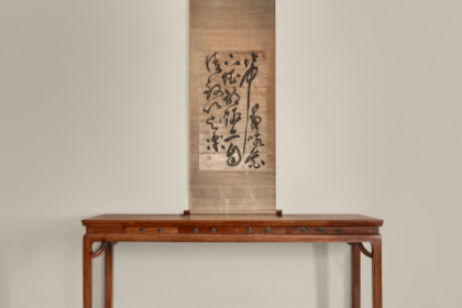 A rare and large 17th century huanghuali waisted corner-leg table with giant’s arm braces and drawers, sold for US$1,633,500, displayed in David and Nayda Utterberg’s Seattle home.