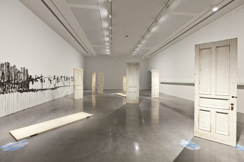 Yoko Ono, DOORS, 2011.
Vista de la instalación en WAR IS OVER if you want it, MCA Sydney, Sídney, Australia, 2013
Fotografía de Alex Davies
© Yoko Ono
Yoko Ono, DOORS, 2011. Installation view at WAR IS OVER if you want it, MCA Sydney, Sydney, Australia, 2013.
Photograph by Alex Davies
© Yoko Ono 