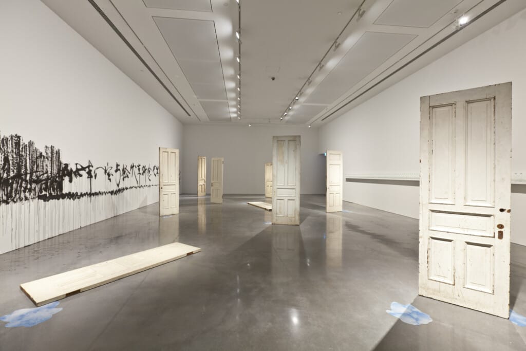 Yoko Ono, DOORS, 2011.
Vista de la instalación en WAR IS OVER if you want it, MCA Sydney, Sídney, Australia, 2013
Fotografía de Alex Davies
© Yoko Ono
Yoko Ono, DOORS, 2011. Installation view at WAR IS OVER if you want it, MCA Sydney, Sydney, Australia, 2013.
Photograph by Alex Davies
© Yoko Ono