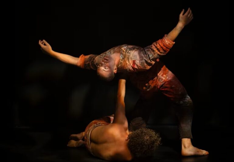 Gary Langs „The Other Side of Me“ errichtet im Sydney Opera House eine klangliche Architektur der Entwurzelung